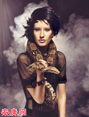 女人梦见蛇缠身